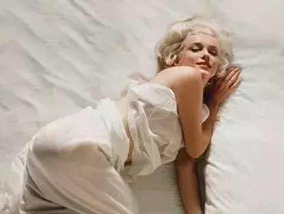 梦露吃瓜,性感女神的悠闲时光